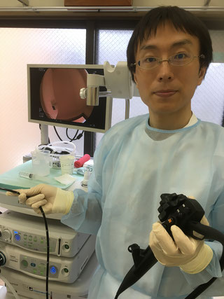 内視鏡を持つ院長